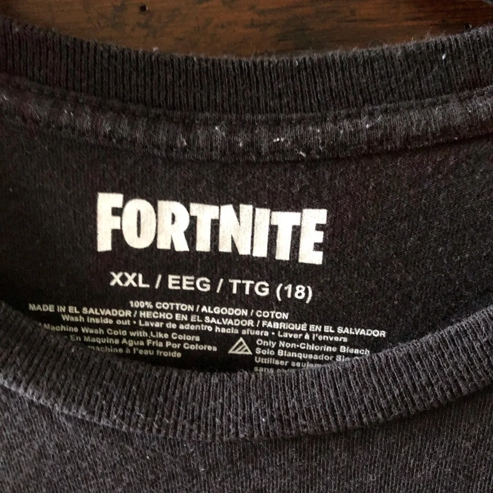 Fortnite short sleeve graphic tee in size XXL